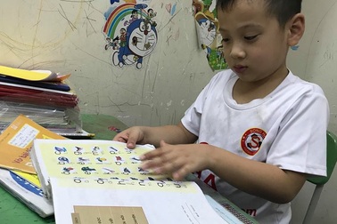 Con tựu trường, phụ huynh TPHCM lo vì thiếu SGK đầu cấp