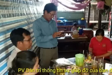 Trao tiền bạn đọc Dân trí đến hoàn cảnh khó khăn ở U Minh.