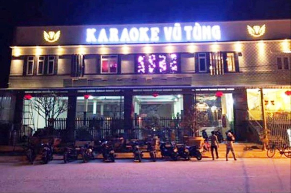 10 thanh niên vào quán karaoke “đập đá” giữa mùa dịch Covid-19 - 1 10 thanh niên vào quán karaoke “đập đá” giữa mùa dịch Covid-19 - 1