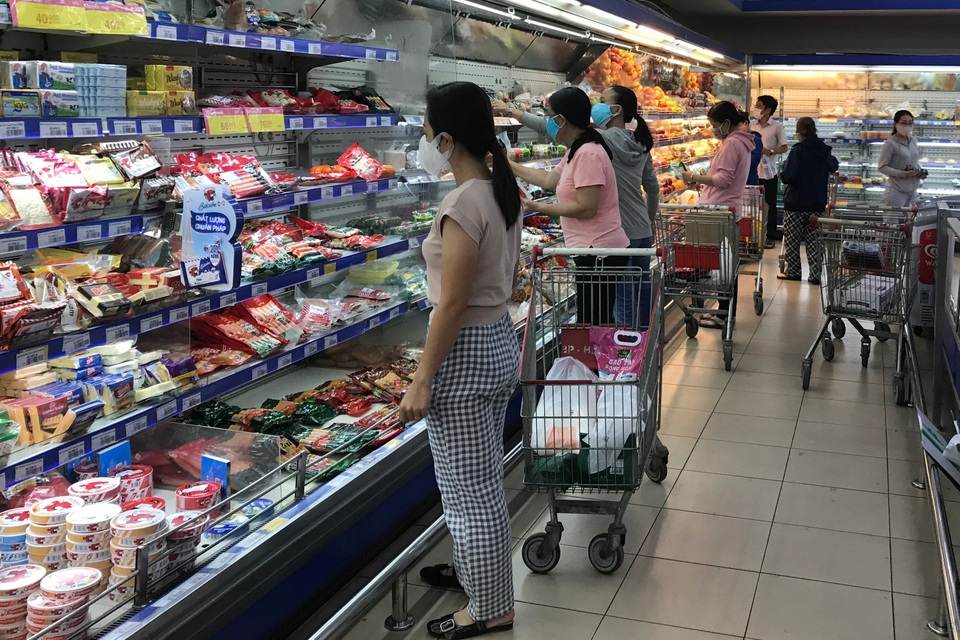 TPHCM: Sau lệnh giãn cách xã hội, siêu thị đông nghẹt, cạn hàng - 7 TPHCM: Sau lệnh giãn cách xã hội, siêu thị đông nghẹt, cạn hàng - 7