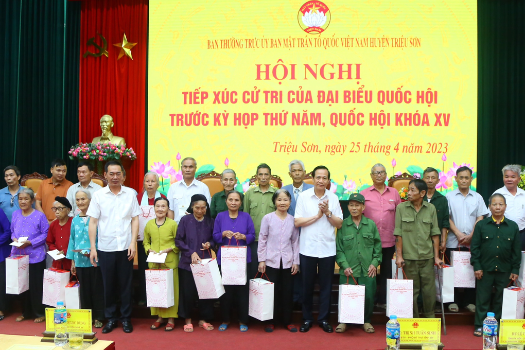 Bộ trưởng Bộ LĐ-TBXH tặng quà người có công, người nghèo - 1 Bộ trưởng Bộ LĐ-TBXH tặng quà người có công, người nghèo - 1