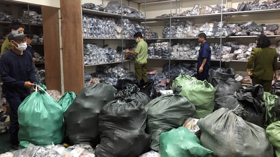 Ập vào kho giày dép giả hàng hiệu, bóc chiêu né kiểm tra của bà chủ 8X - 3 Ập vào kho giày dép giả hàng hiệu, bóc chiêu né kiểm tra của bà chủ 8X - 3