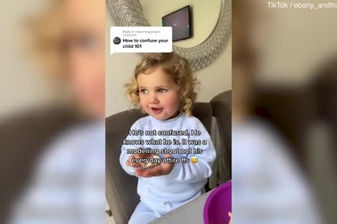 Để con trai mặc đồ... bé gái quảng cáo thời trang, người mẹ bị chỉ trích