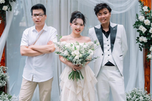 Bị ném đá đi cưới mặc váy trắng, cầm hoa như cô dâu: Cô gái ở TPHCM nói gì?
