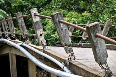 Đập hàng loạt lan can cầu để... xe "sếp" đi qua?