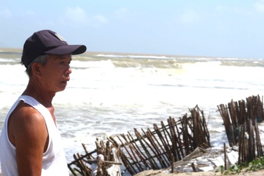 Bờ biển Hội An lại bị sóng đánh tan hoang