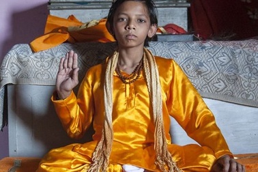 Cậu bé có đuôi được tôn thờ như một vị thần 