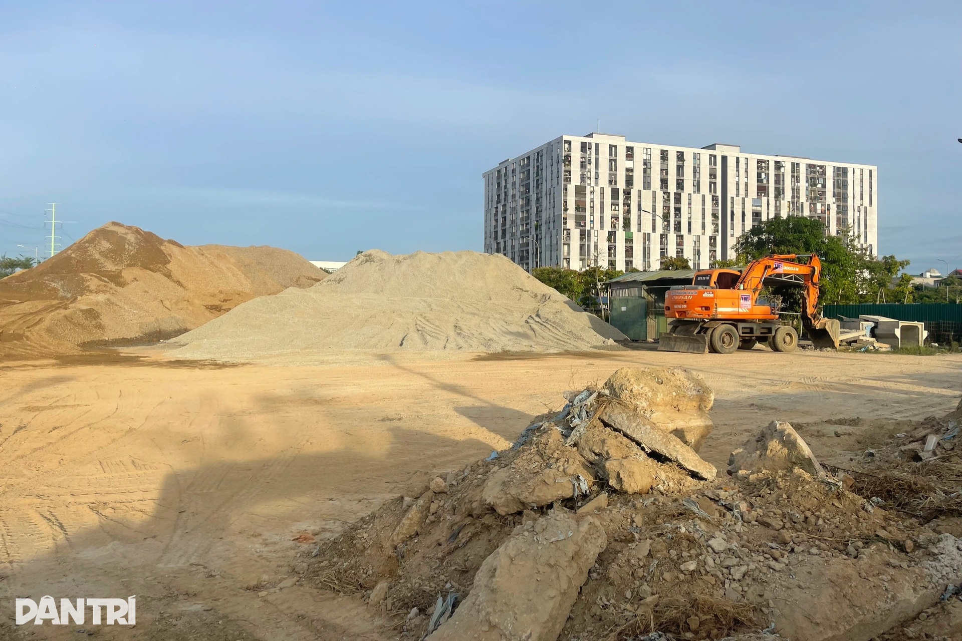 Bãi vật liệu khổng lồ mọc cạnh nhà ở xã hội, cư dân hứng bụi - 4 Bãi vật liệu khổng lồ mọc cạnh nhà ở xã hội, cư dân hứng bụi - 4