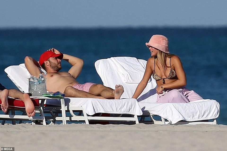 Sofia Richie tình tứ trai lạ trên biển - 2 Sofia Richie tình tứ trai lạ trên biển - 2