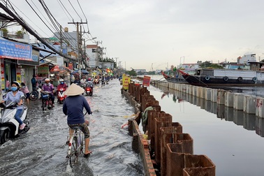 Người Sài Gòn lội nước triều cường đen ngòm về nhà sau giờ tan tầm