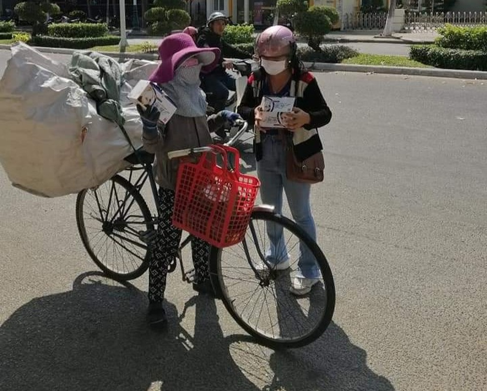Đội nắng phát khẩu trang, nước sát khuẩn cho người đi đường - 2 Đội nắng phát khẩu trang, nước sát khuẩn cho người đi đường - 2