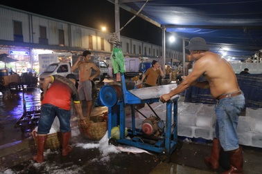 Công nhân vác đá xuyên đêm kiếm 20 triệu đồng mỗi tháng