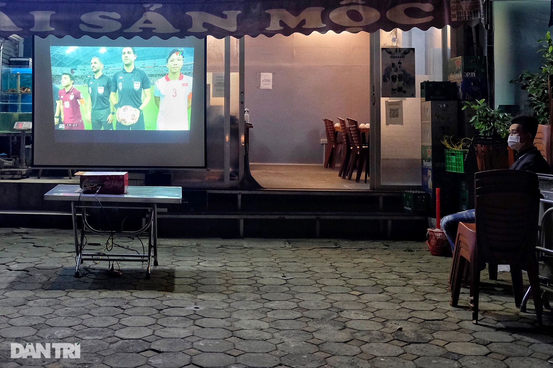 Người hâm mộ gục đầu tiếc nuối khi Việt Nam trở thành cựu vương tại AFF Cup - 1 Người hâm mộ gục đầu tiếc nuối khi Việt Nam trở thành cựu vương tại AFF Cup - 1