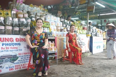 Thấp thoáng áo dài Huế giữa chợ Đông Ba