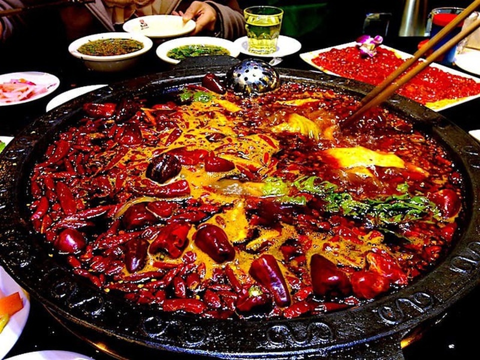 “Tuyệt chiêu” vớt váng mỡ từ nồi lẩu thu hút hàng trăm nghìn lượt xem - 2 “Tuyệt chiêu” vớt váng mỡ từ nồi lẩu thu hút hàng trăm nghìn lượt xem - 2
