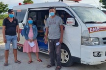 Hai xe cứu thương chở 5 người từ vùng dịch về Kiên Giang