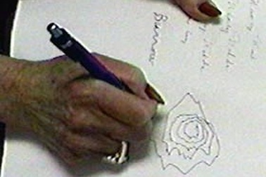 Bệnh run tay do đâu?