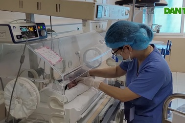 Hà Nội: Nghẹn lòng nghị lực sống của bé sinh non bị mẹ bỏ rơi tại bệnh viện
