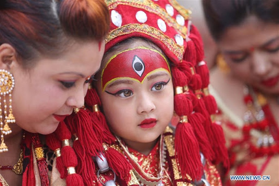 Ở nơi những bé gái được tôn sùng là Thánh nữ đồng trinh - 1 Ở nơi những bé gái được tôn sùng là Thánh nữ đồng trinh - 1