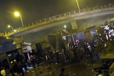 Cháy lớn thiêu rụi kho hàng dưới chân cầu Vĩnh Tuy