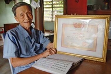 Cụ ông 90 tặng bảo tàng tỉnh cuốn truyện Kiều viết trên chất liệu giấy dó