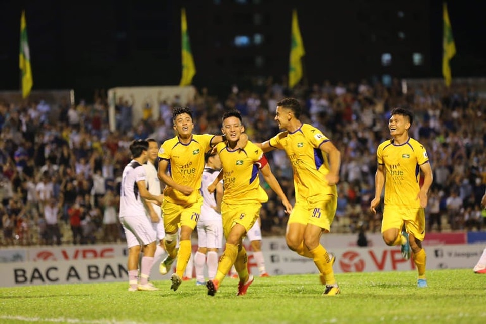SL Nghệ An giành chiến thắng trong ngày Phan Văn Đức đá hỏng phạt đền - 4 SL Nghệ An giành chiến thắng trong ngày Phan Văn Đức đá hỏng phạt đền - 4
