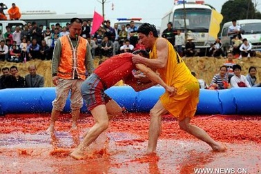 Đấu vật trong bể cà chua