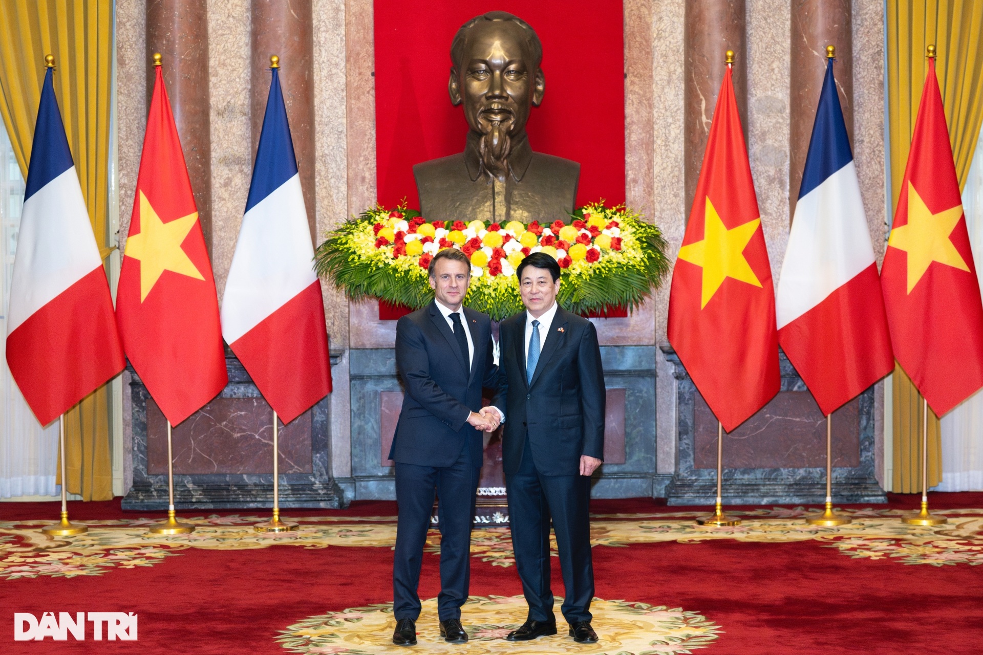 Toàn cảnh lễ đón Tổng thống Pháp thăm cấp Nhà nước tới Việt Nam - 7 Toàn cảnh lễ đón Tổng thống Pháp thăm cấp Nhà nước tới Việt Nam - 7