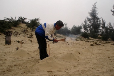 15 lần sinh, 12 lần chôn con nơi cồn cát