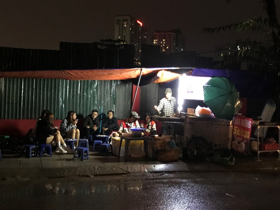 Hàu nướng 5 nghìn đồng đổ bộ vỉa hè Hà Nội, chủ bán 4000 con mỗi ngày - 8 Hàu nướng 5 nghìn đồng đổ bộ vỉa hè Hà Nội, chủ bán 4000 con mỗi ngày - 8