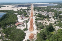 Đường cứu hộ hơn 777 tỷ đồng chậm tiến độ kéo dài, lầy lội như ruộng cày