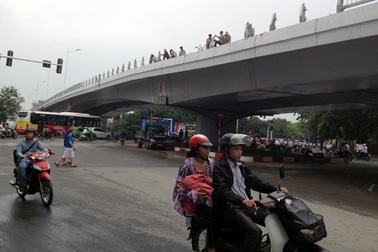 Sắp thông xe cầu vượt dầm thép lớn nhất Hà Nội