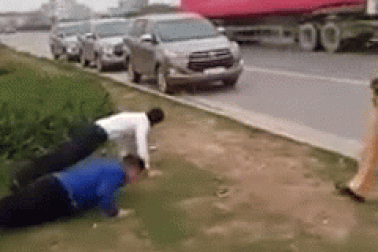 Phê bình CSGT phạt tài xế không đeo khẩu trang bằng cách chống đẩy