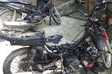 Ngăn cản trai làng bên đến tán gái bất thành, đốt 2 xe máy cho bõ tức