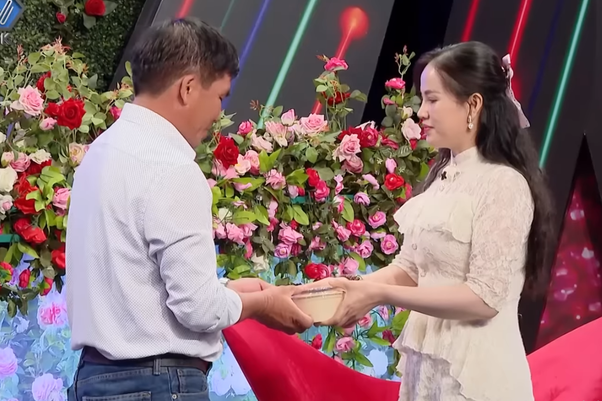 Αρνούμενη να βγει ραντεβού, η όμορφη μητέρα τριών παιδιών έκλαψε, αλλά παρόλα αυτά έδωσε τον αριθμό τηλεφώνου της - 2 Từ chối hẹn hò, bà mẹ 3 con xinh đẹp khóc nghẹn nhưng vẫn cho số điện thoại - 2