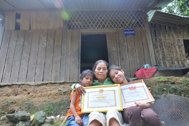 Cô bé côi cút 7 năm liền là học sinh giỏi