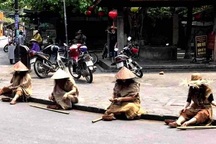 Nhóm người cải trang diễn trò ăn xin ở Hội An khai gì?