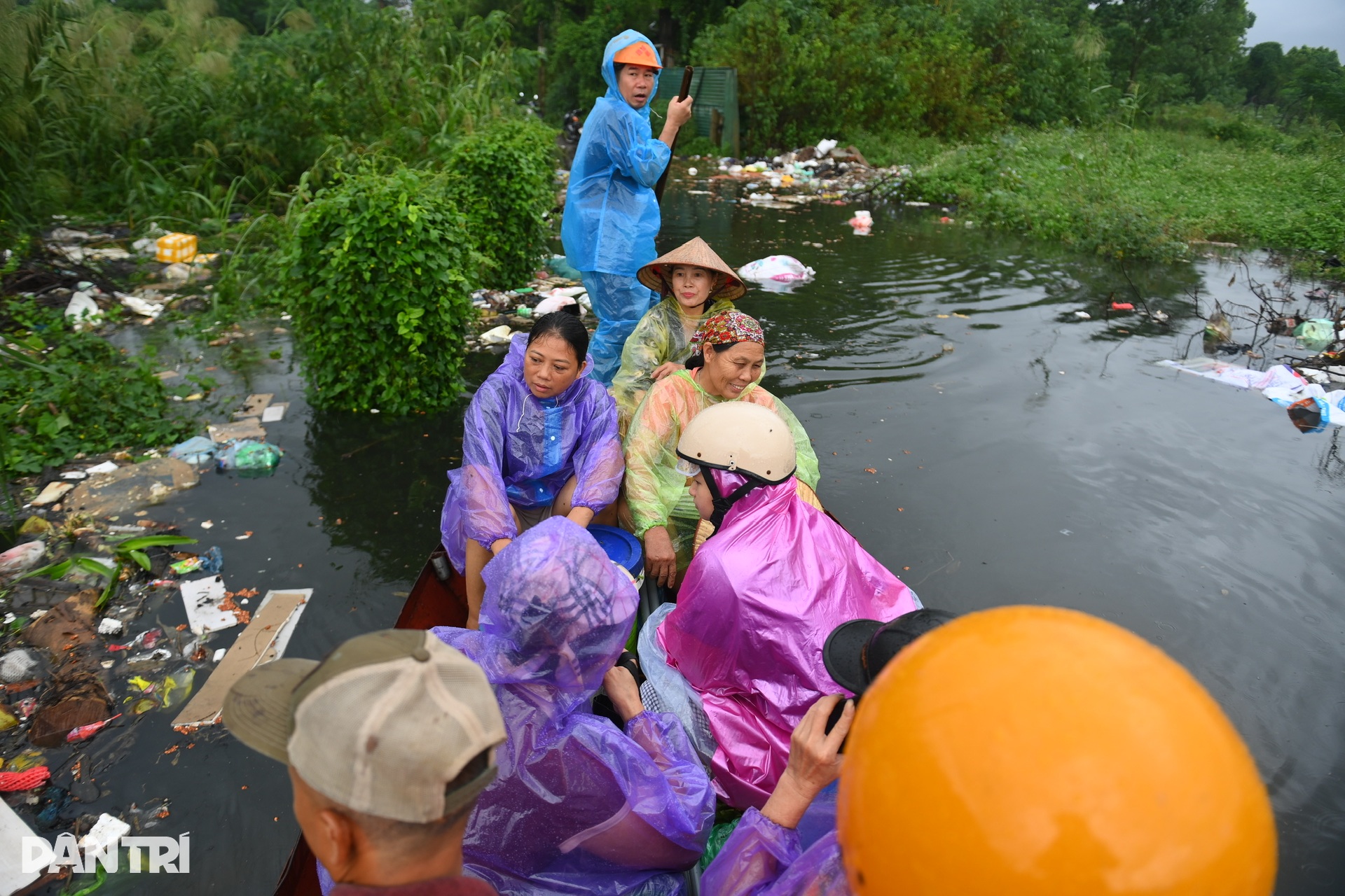 Nhiều đường Hà Nội ngập sâu, người dân lắp máy bơm, đắp bao cát chống ngập - 22 Nhiều đường Hà Nội ngập sâu, người dân lắp máy bơm, đắp bao cát chống ngập - 22