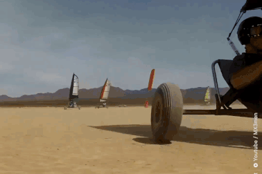 Tròn mắt xem các vận động viên đua thuyền buồm…trên cạn