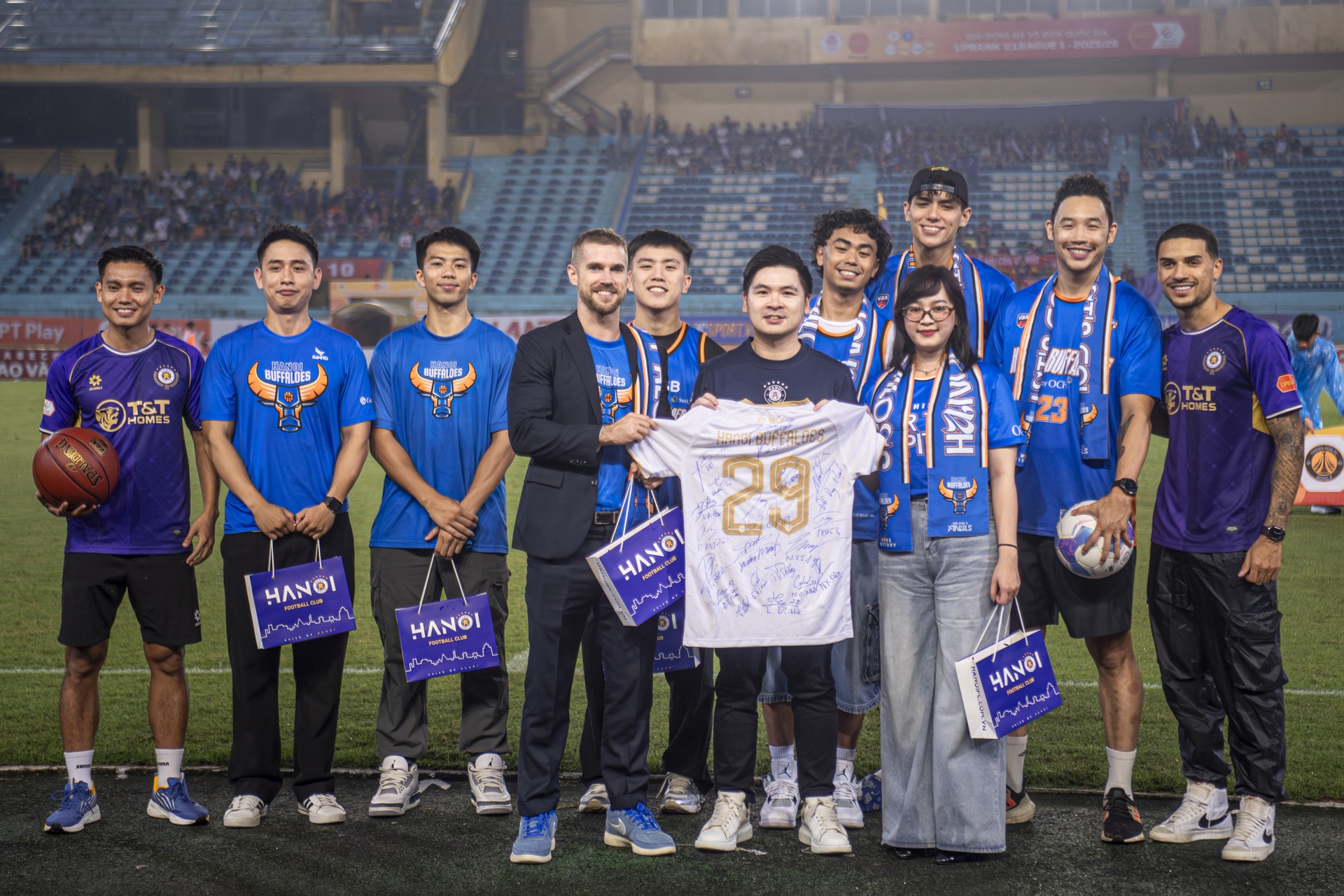Màn giao lưu bóng đá - bóng rổ độc đáo giữa Hà Nội FC và Hanoi Buffaloes - 13 Màn giao lưu bóng đá - bóng rổ độc đáo giữa Hà Nội FC và Hanoi Buffaloes - 13