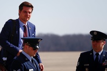 Nghị sĩ Mỹ nhận "lệnh" cách ly khi đang ngồi chuyên cơ với Tổng thống Trump