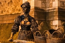 Bầu ngực của bức tượng bị khách sờ chạm tới mức nhẵn thín