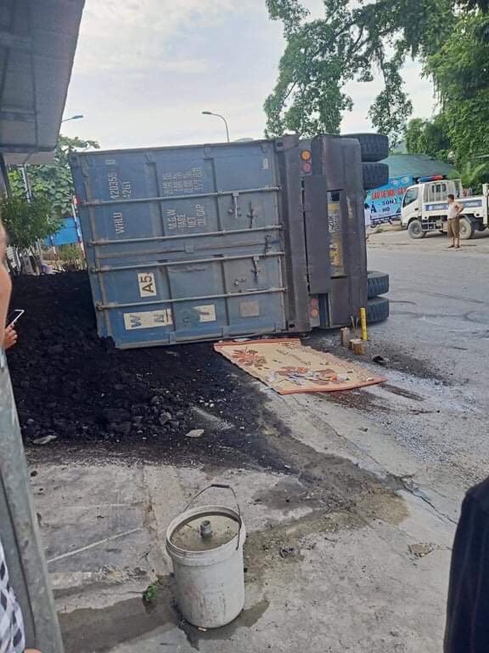Xe đầu kéo lật đè bẹp xe máy, 2 mẹ con tử vong thương tâm - 2 Xe đầu kéo lật đè bẹp xe máy, 2 mẹ con tử vong thương tâm - 2