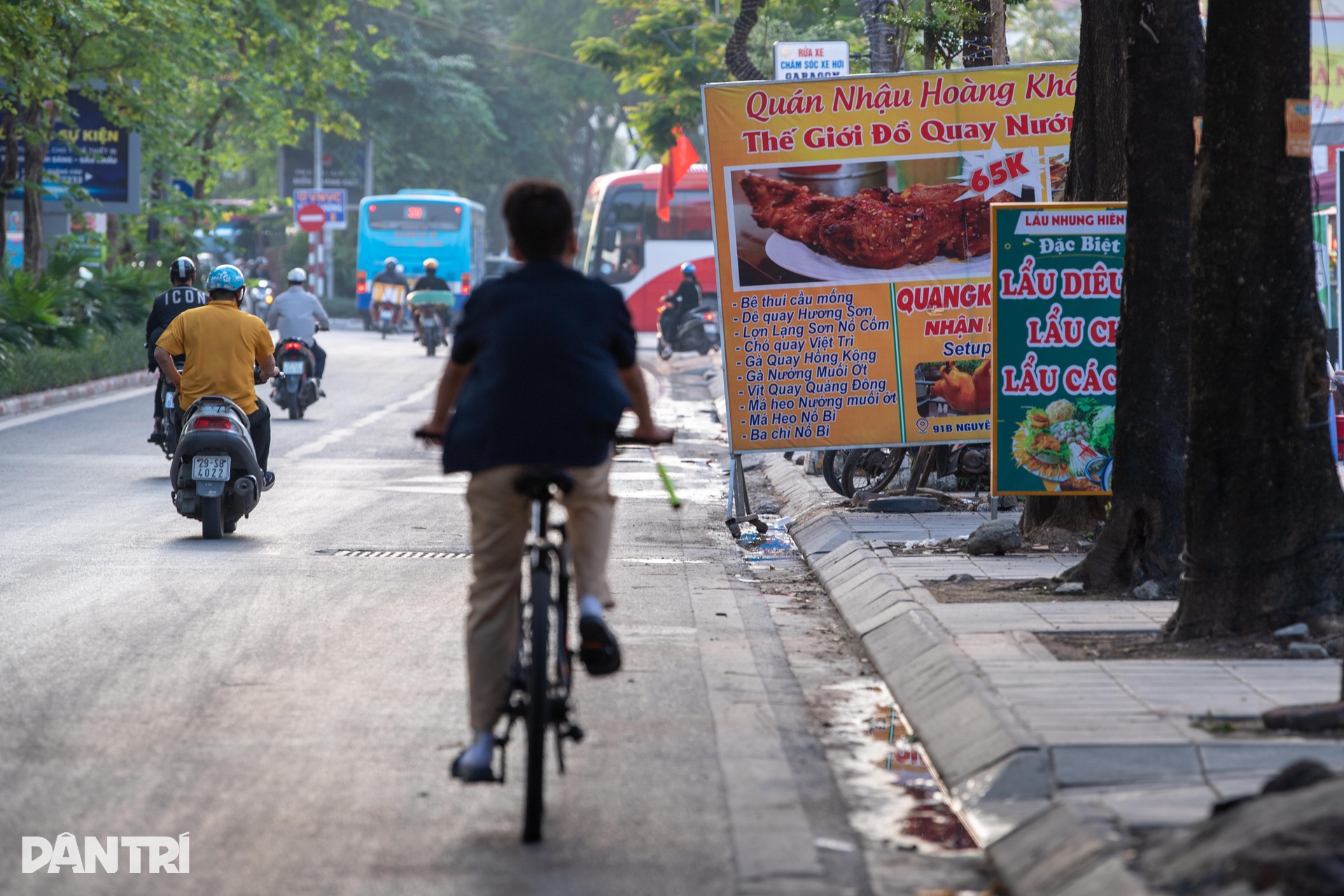 Nhức nhối tình trạng lấn chiếm vỉa hè, đẩy người đi bộ xuống đường ở Hà Nội - 9 Nhức nhối tình trạng lấn chiếm vỉa hè, đẩy người đi bộ xuống đường ở Hà Nội - 9