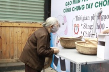 Người nghèo xúc động rơi nước mắt khi được nhận gạo từ "ATM"