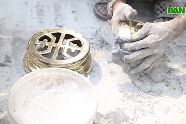 Nghề đánh bóng lư đồng thời dịch Covid-19.