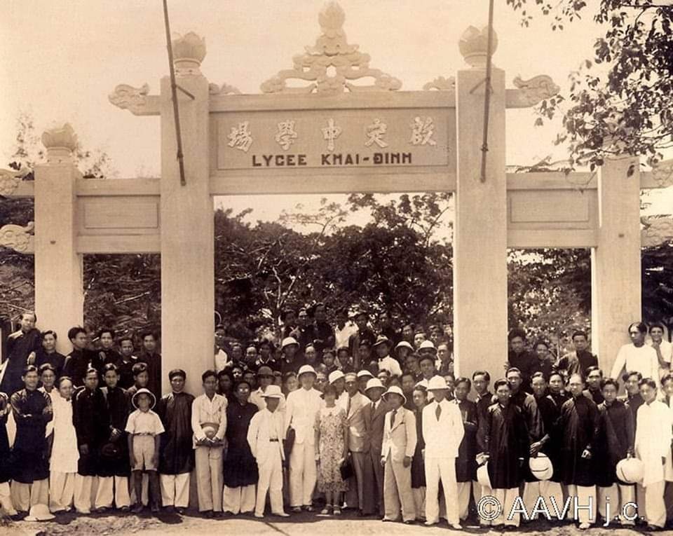 Thích thú hình ảnh cán bộ Sở vận áo dài khăn đóng xưa đi làm ngày đầu tuần - 14 Thích thú hình ảnh cán bộ Sở vận áo dài khăn đóng xưa đi làm ngày đầu tuần - 14