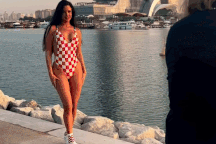 Cổ động viên mặc nóng bỏng nhất World Cup khiến nước chủ nhà "nóng mắt"