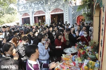 Mọi ngả đường hướng về phủ Tây Hồ tắc cứng, người đi lễ đông nghịt