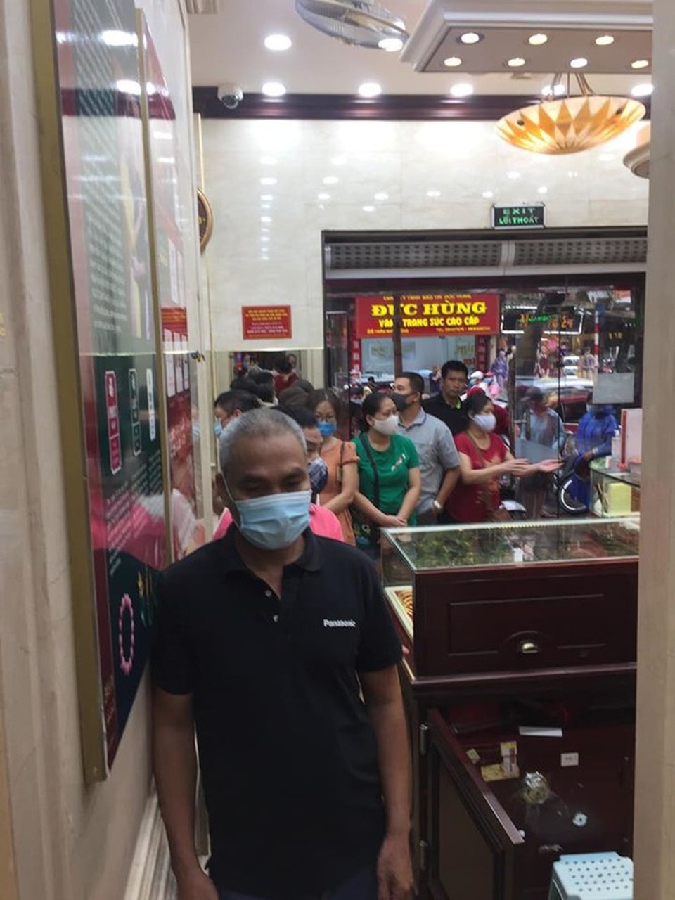 Thị trường vàng trong nước đang bị làm giá? - 1 Thị trường vàng trong nước đang bị làm giá? - 1